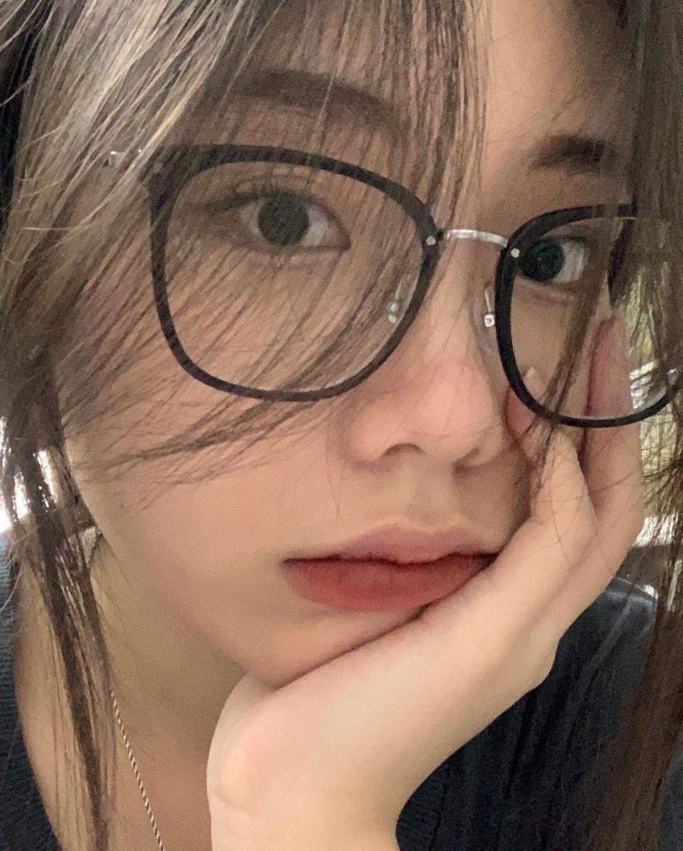 Gái Xinh Xinh Với Mắt Kính To