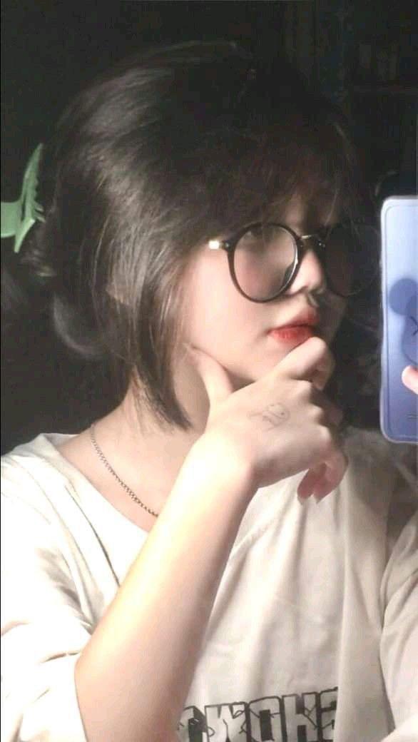Gái xinh đeo mắt kính đẹp lung linh