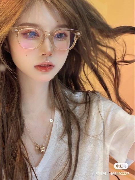 Hình gái xinh đeo mắt kính che mặt dễ thương