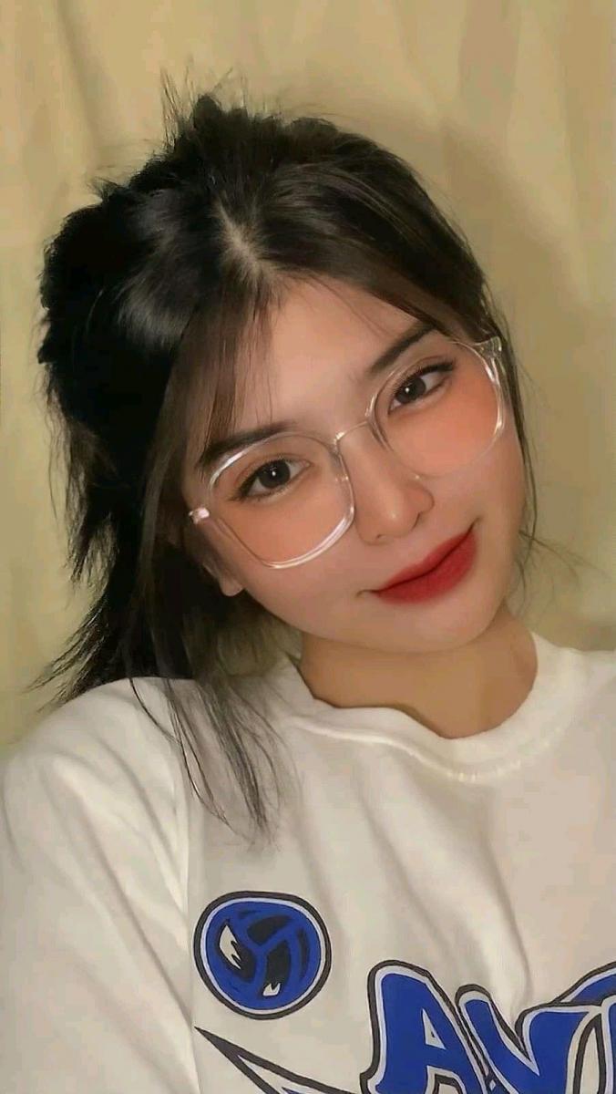 Gái Đẹp Đeo Mắt Kính