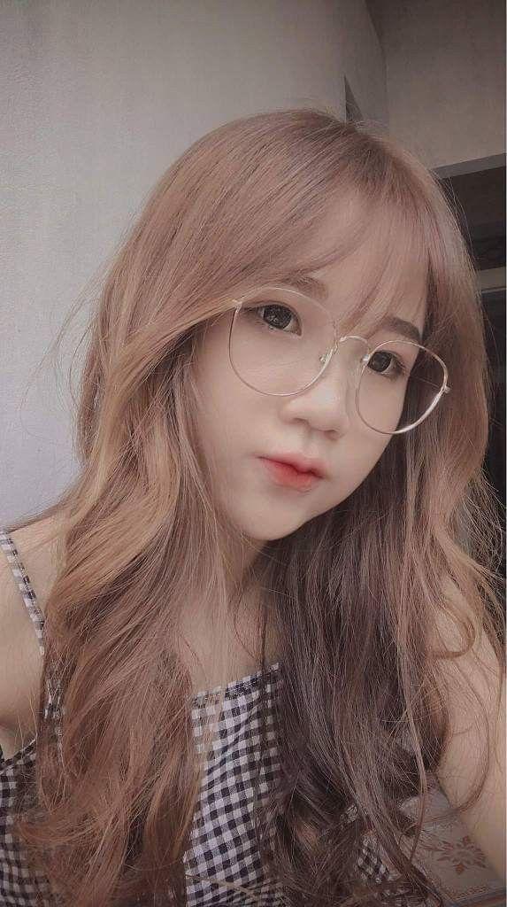 Ảnh gái xinh 16 tuổi với ngực to và kính mắt long mày mới