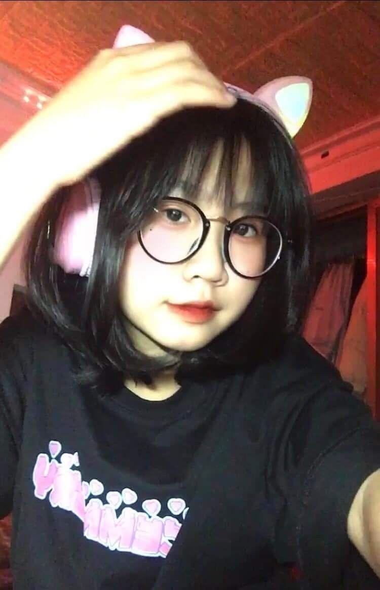 Ảnh gái xinh đeo kính cute và bikini