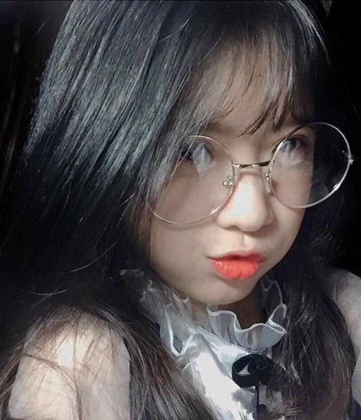Gái xinh che mặt với kính thời trang
