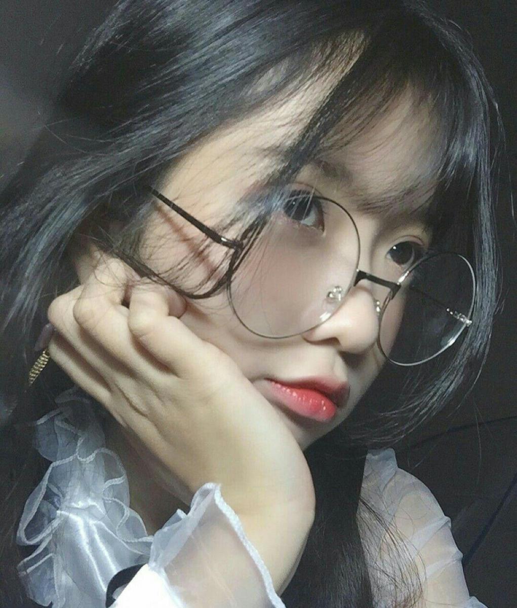 Ảnh gái xinh cute đeo kính đẹp nhất