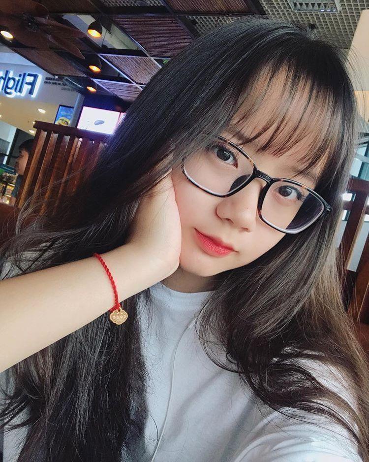 Ảnh gái xinh đeo kính ngầu và cute