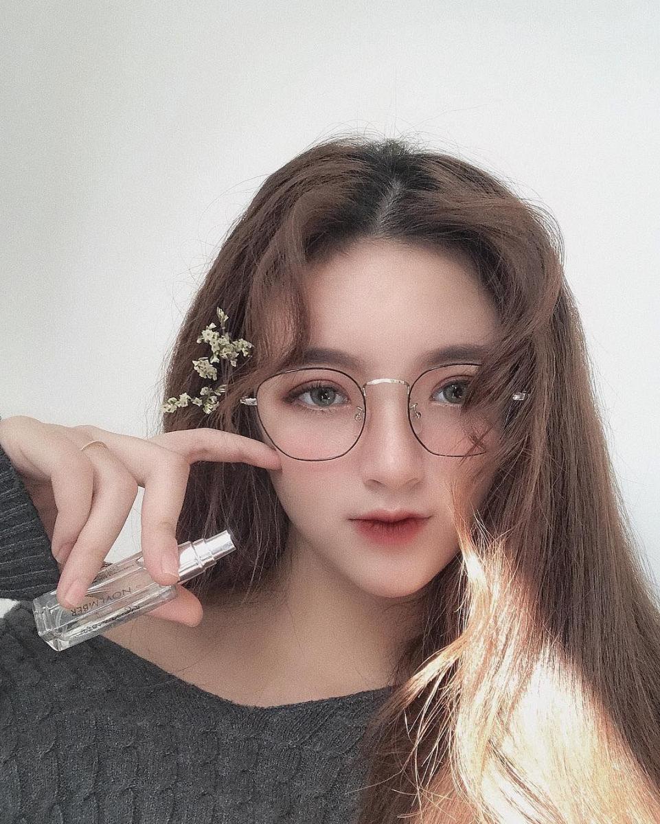 Ảnh gái xinh đeo kính bikini và cute