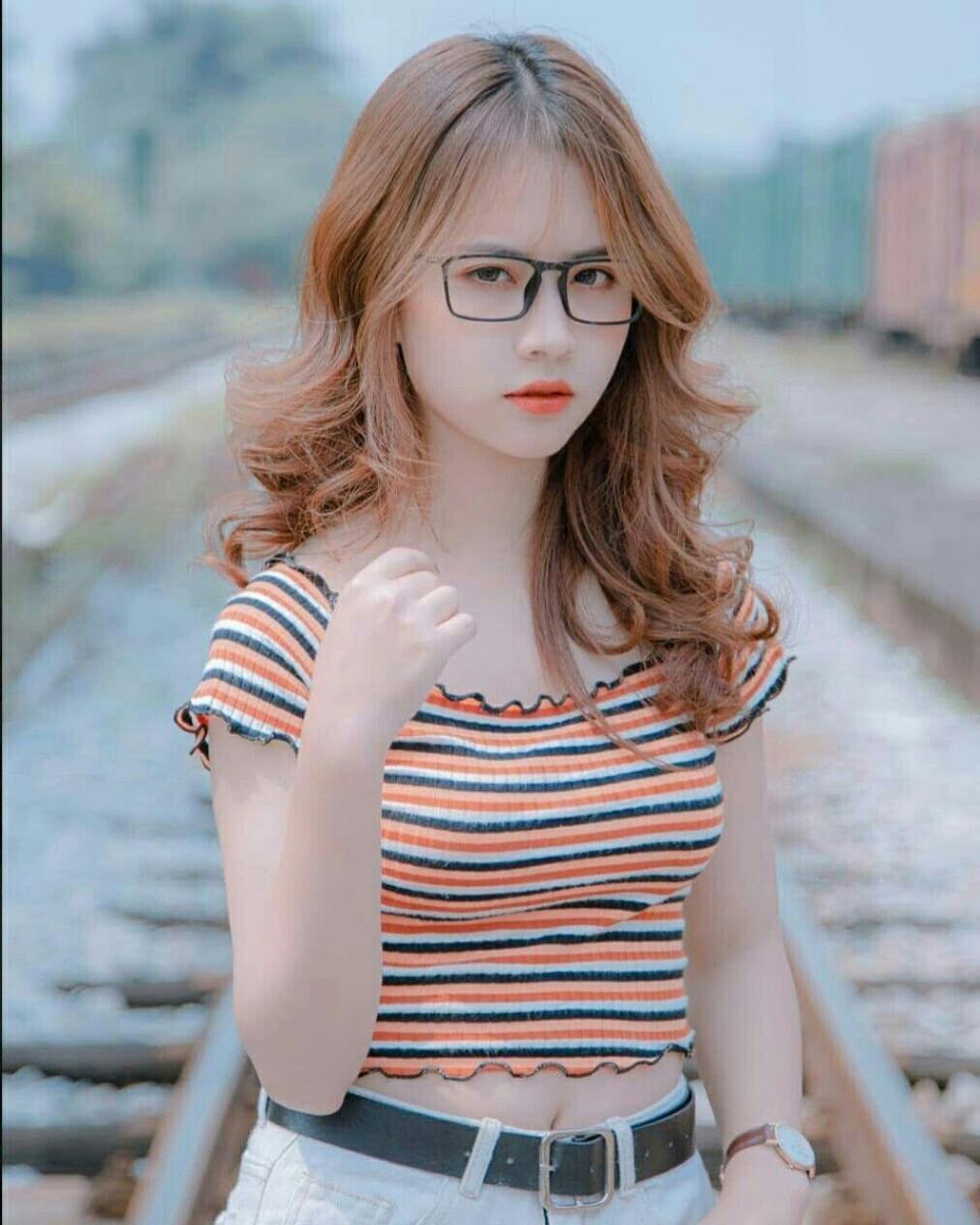 Hình gái xinh đeo mắt kính che mặt cute