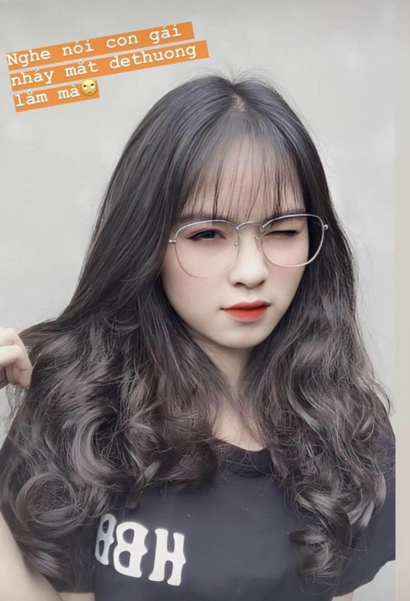 Hình gái dú to xinh đeo kính cute