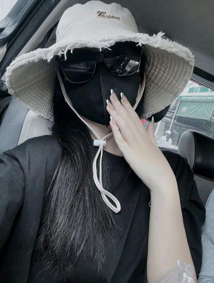 Gái xinh khoe mu đẹp với kính mắt mũi dâu tóc đen
