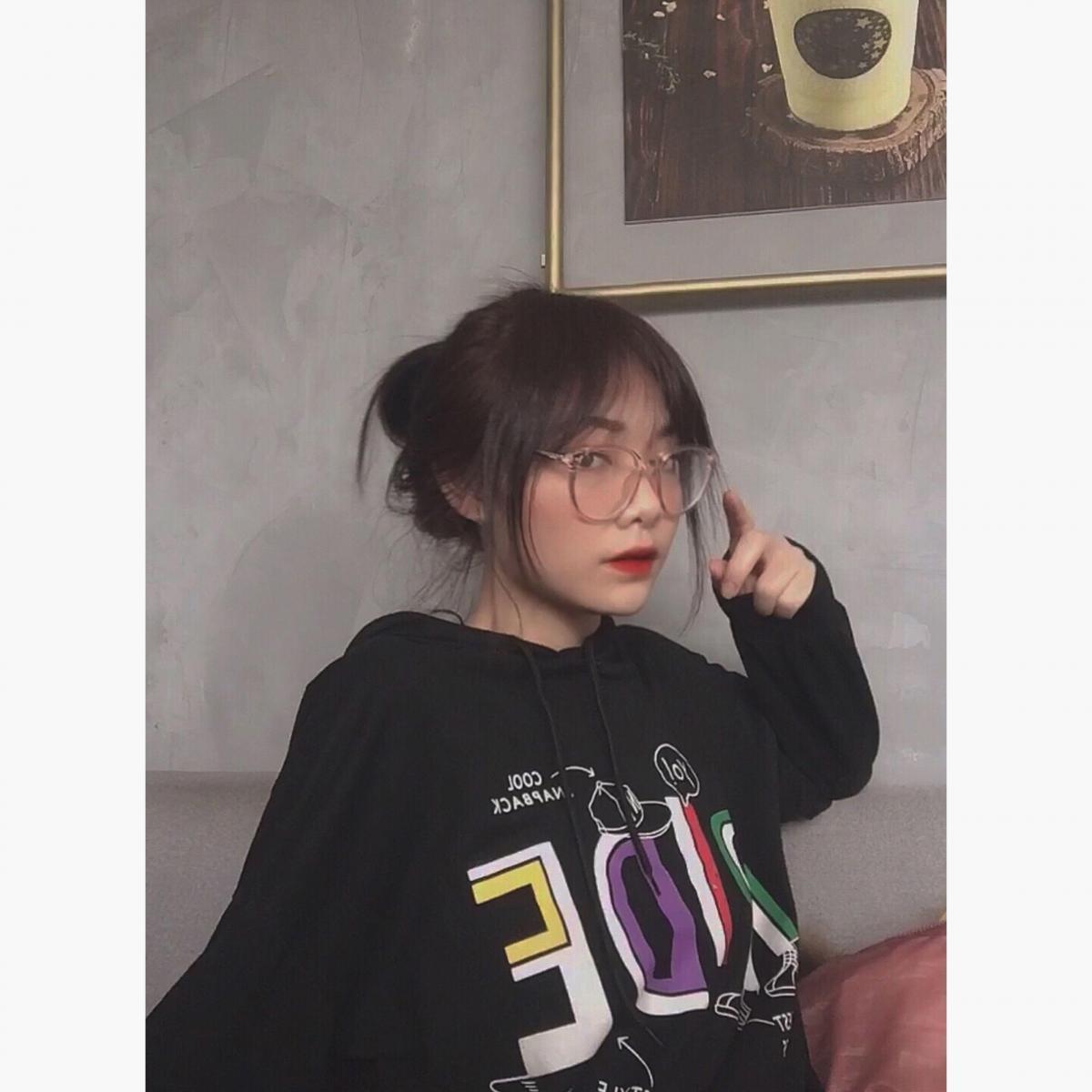 Ảnh cô gái xinh đeo mắt kính cute và ngầu