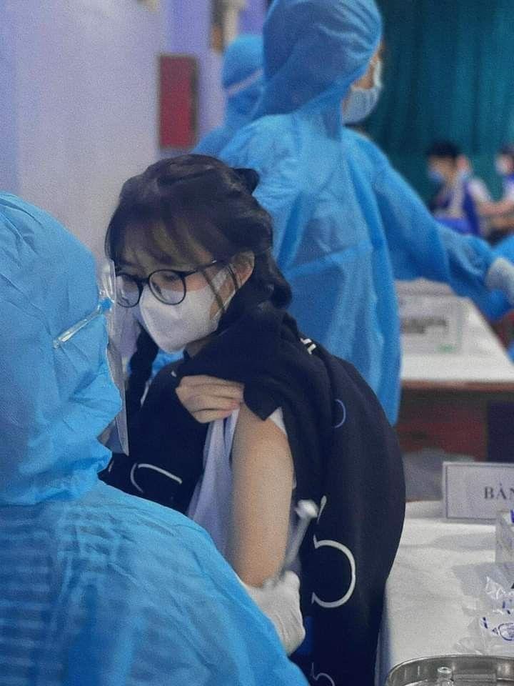 Ảnh vẽ gái xinh đeo mắt kính đẹp