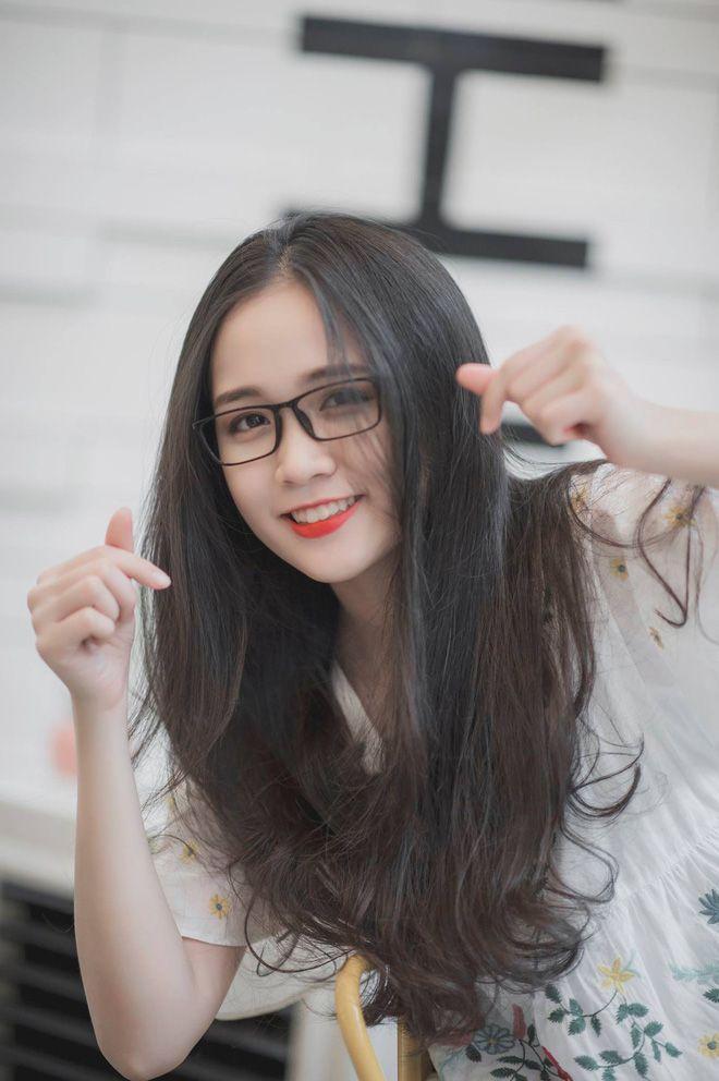 Gái Xinh Ngực To Kính Mắt Tóc Cài Đầu