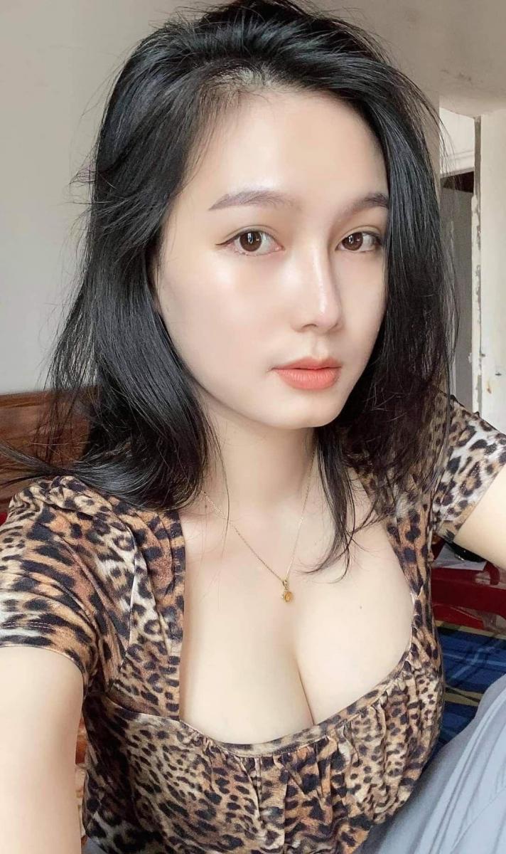 Gái Xinh Khoe Hàng Trong Váy Ngủ