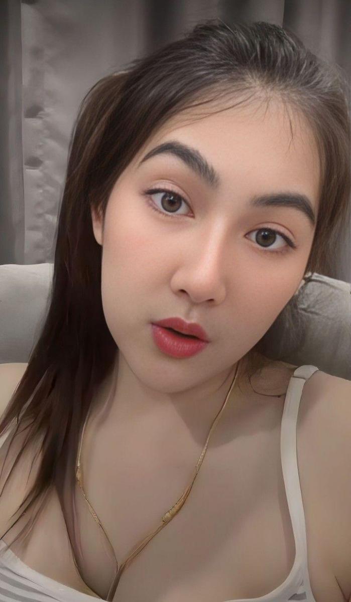Ảnh gái xinh đáng yêu với ngực to lộ hàng