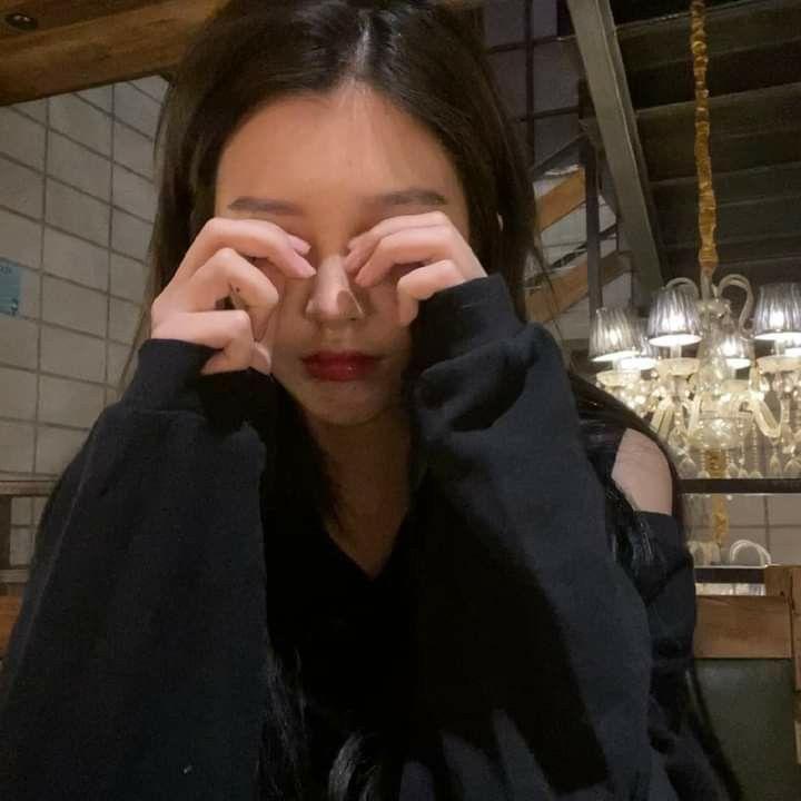 Gái xinh lộ hàng với ngực to, tóc đen quyến rũ