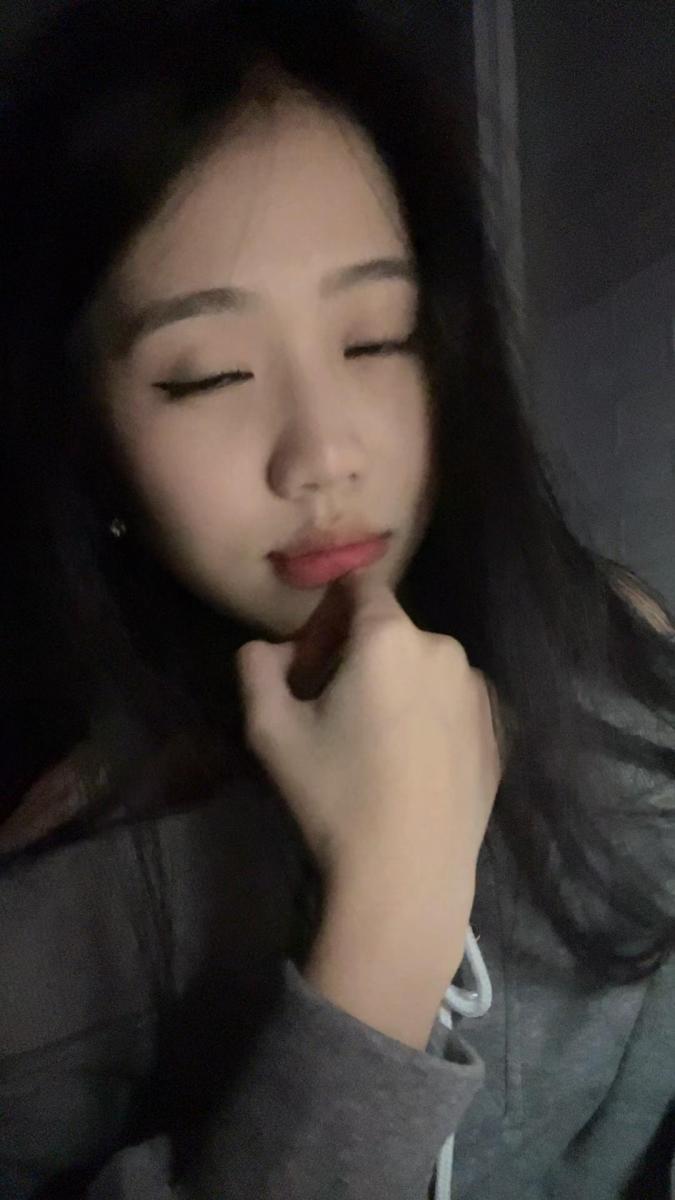 Ảnh gái xinh ngủ với tóc đen và ngực to