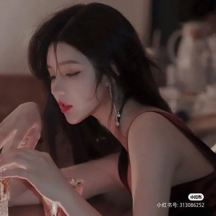 Ảnh gái xinh tắm với ngực to, lông mi dài