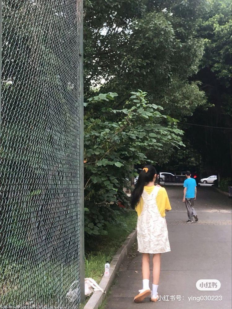 Gái xinh khoe hàng khủng bên hàng rào thép