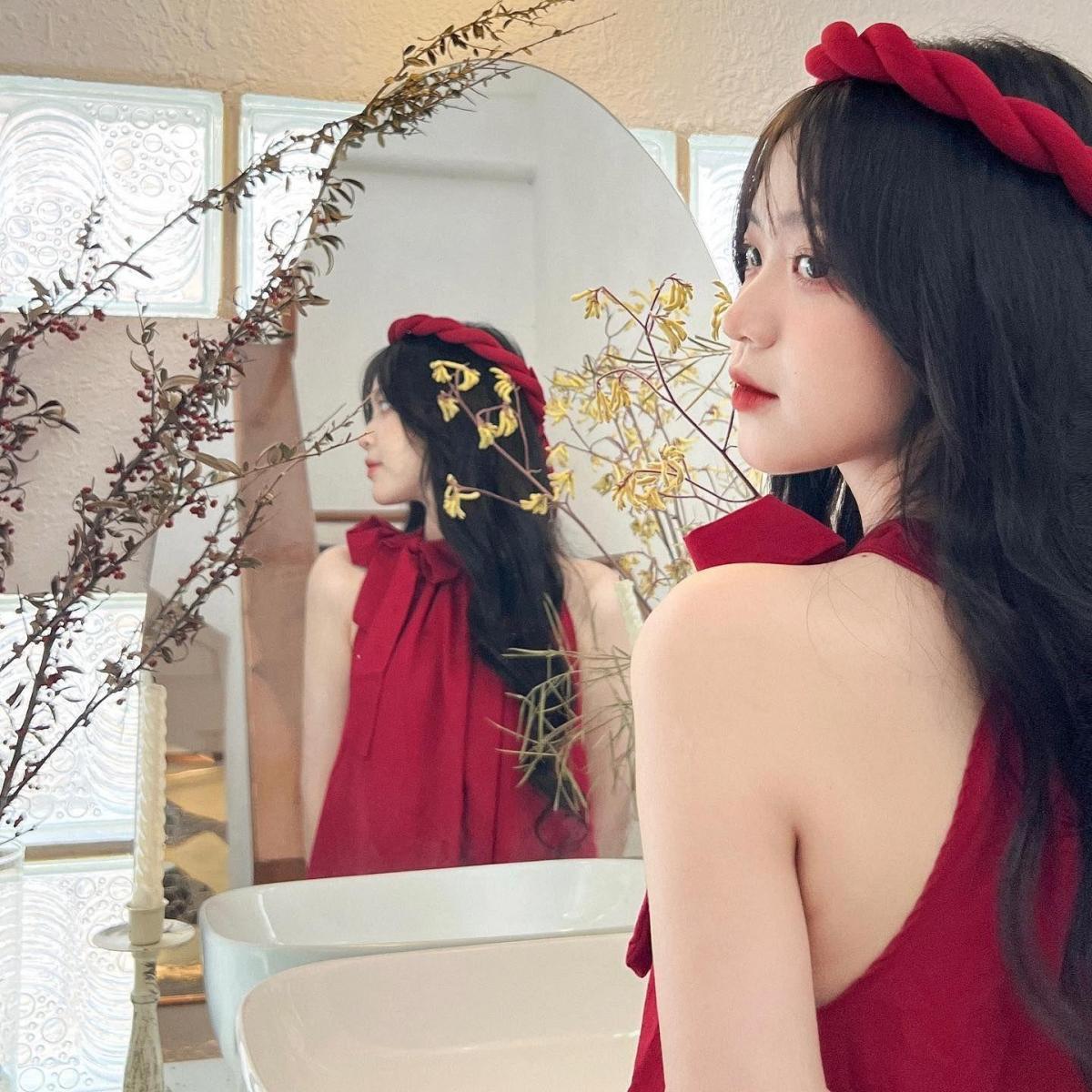 Ảnh gái xinh full HD bên hoa hồng đỏ