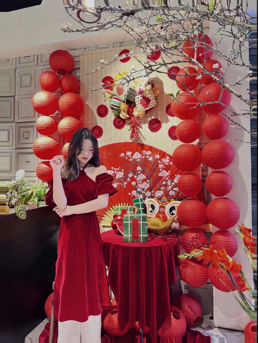 Gái xinh đầm đỏ nổi bật trong tiệc dạm