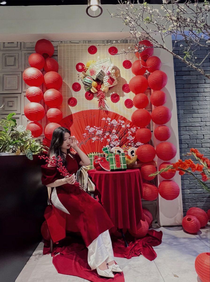Gái xinh 2k1 và gái xinh 2k10 tại tiệc trang trí