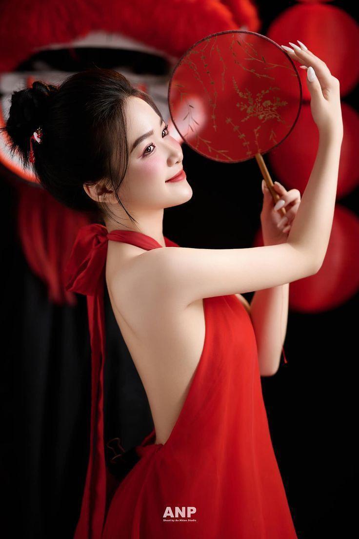 Ảnh gái xinh cầm hoa đẹp nhất 2023