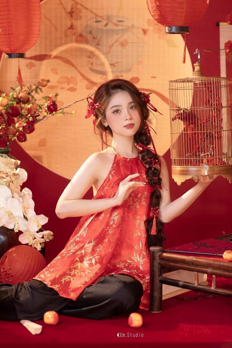 Ảnh gái xinh ngầu với ngực to màu đỏ đậm
