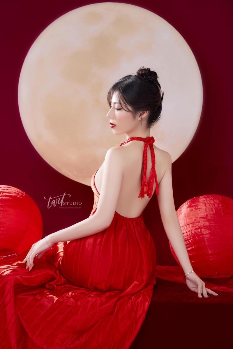 Ảnh gái xinh coi do trong bộ đồ đỏ đầm hồng