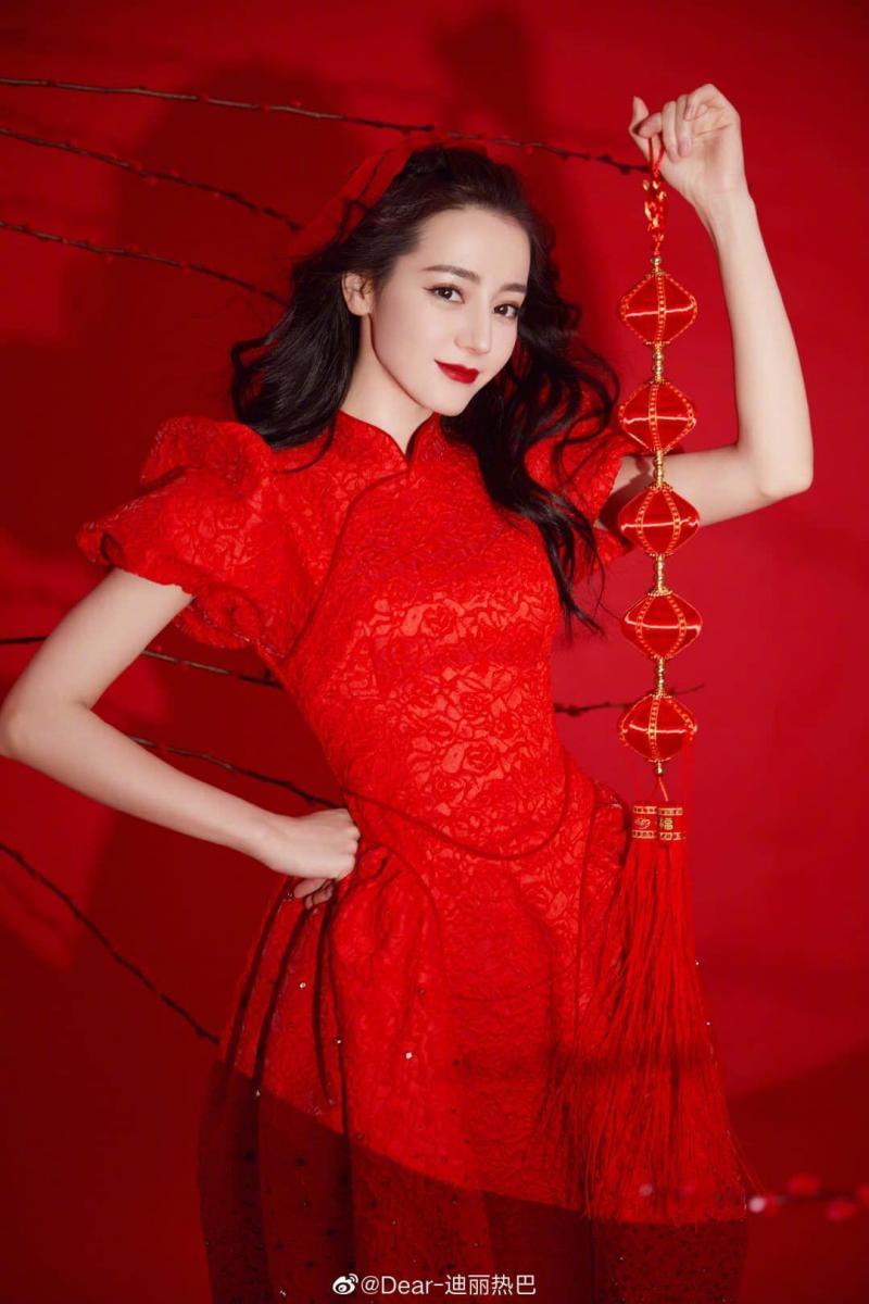 Ảnh gái xinh ngực to màu đỏ đầm kiểu