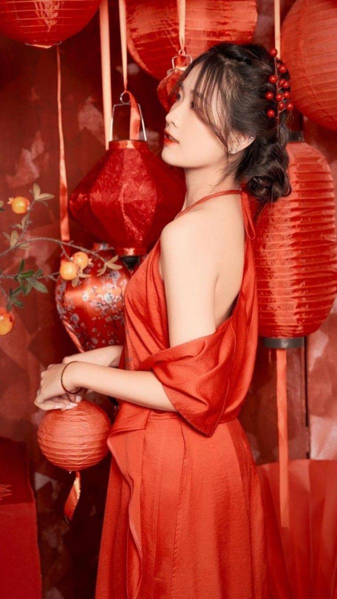 Gái Xinh Đầm Đỏ