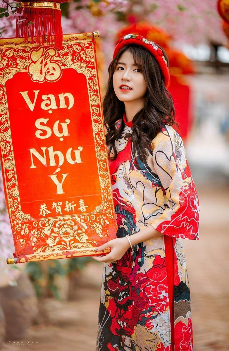 Ảnh gái Hàn xinh với ngực bự trong bộ đồ đỏ