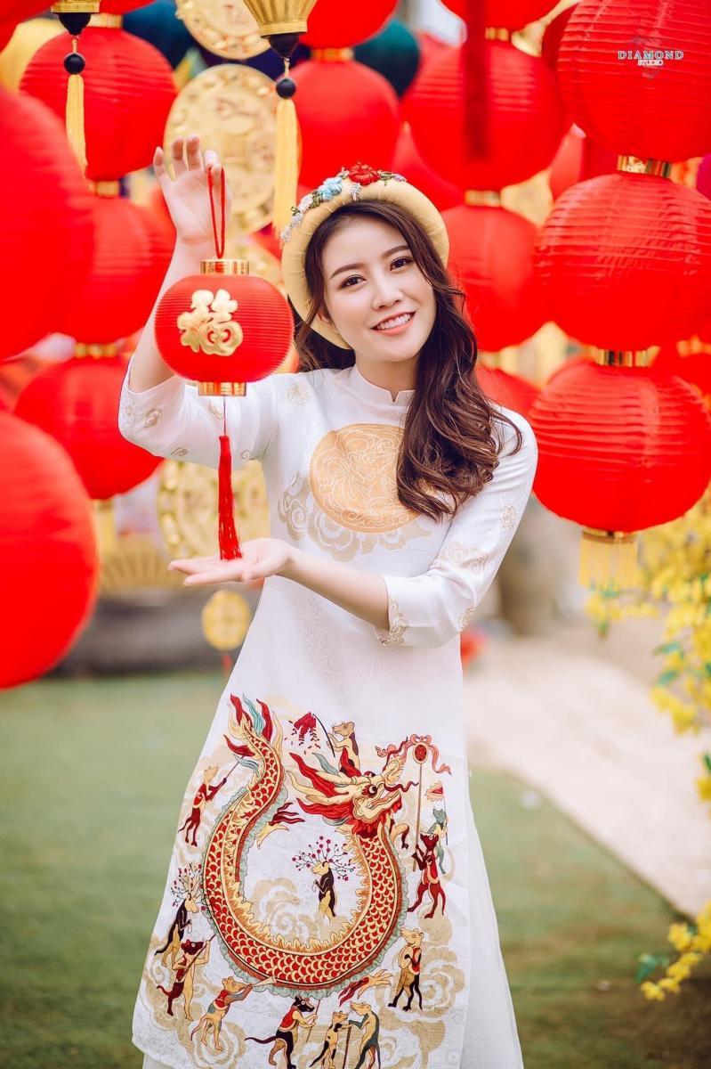 Gái xinh coi đỏ, gái xinh to tròn trong bộ đồ màu đỏ