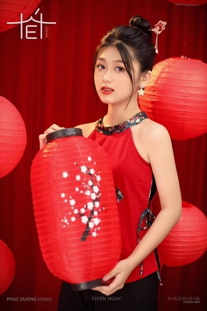 Gái xinh K9 trong bộ ảnh ngực to màu đỏ đầm nữ cười