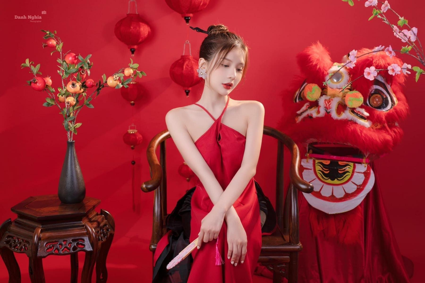 Gái xinh khoe quần lót trong áo yếm đỏ