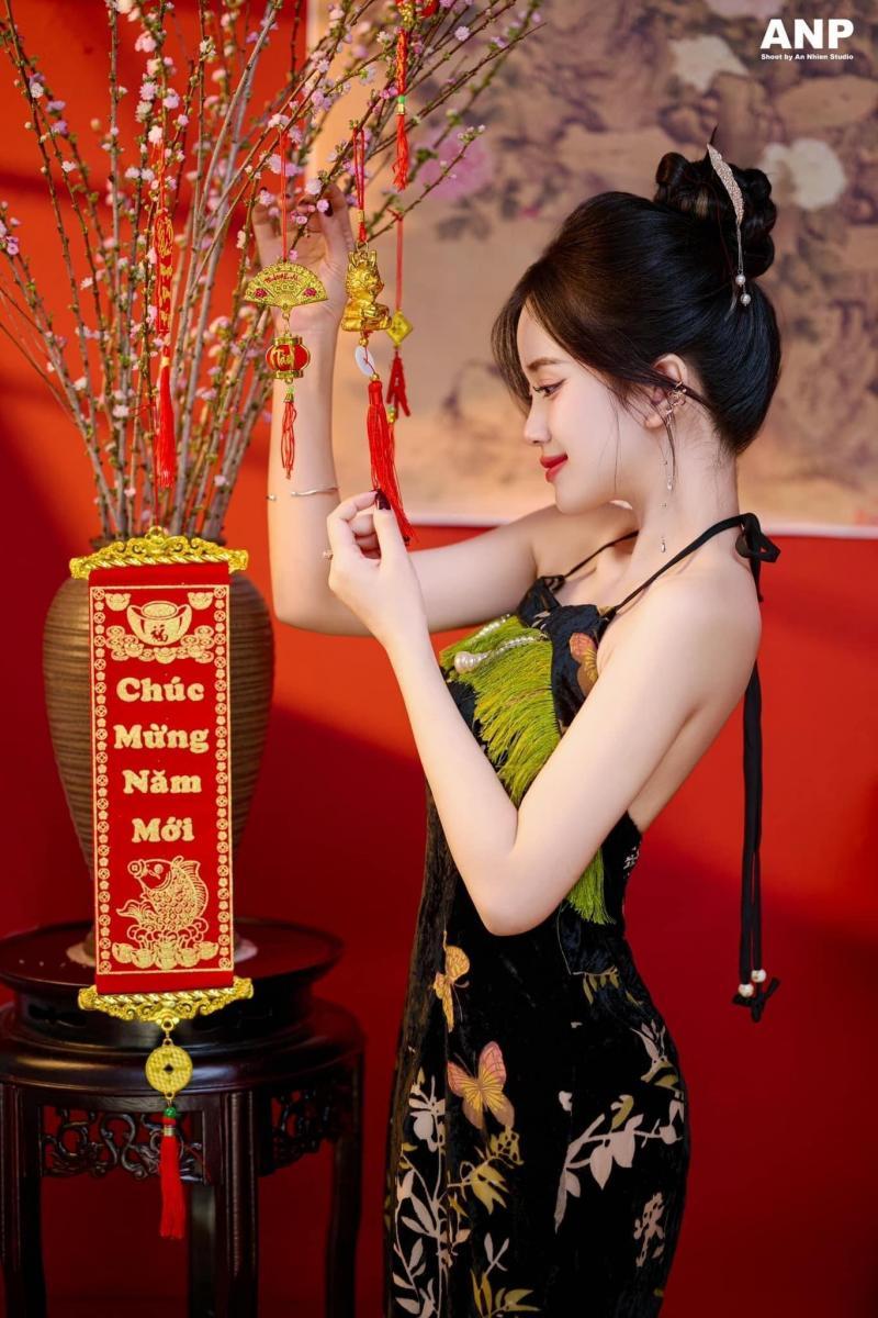 Mẫu ảnh gái xinh với ngực to trong bộ đồ đỏ
