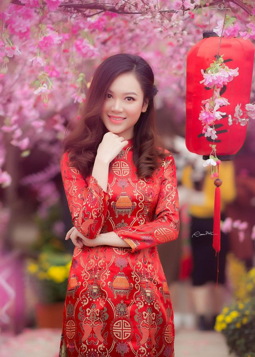 Ảnh gái xinh ngực to màu đỏ đậm sắc đẹp