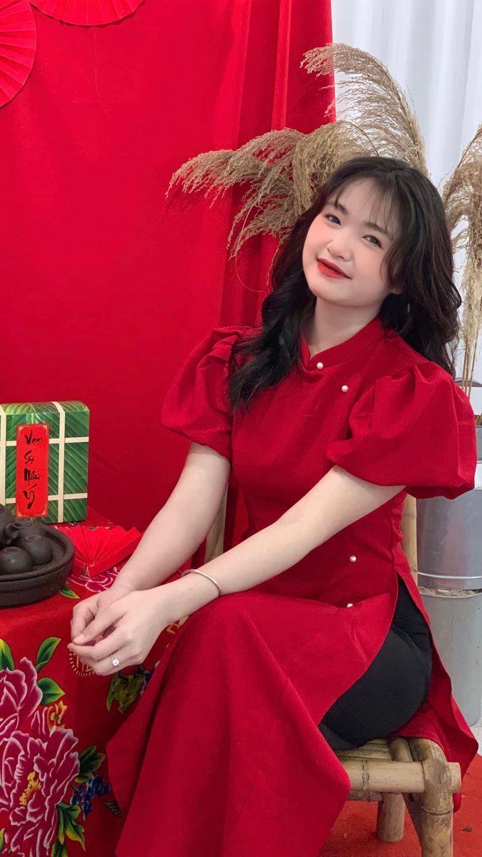 Gái xinh ngực đẹp trong bộ đồ đỏ rực rỡ