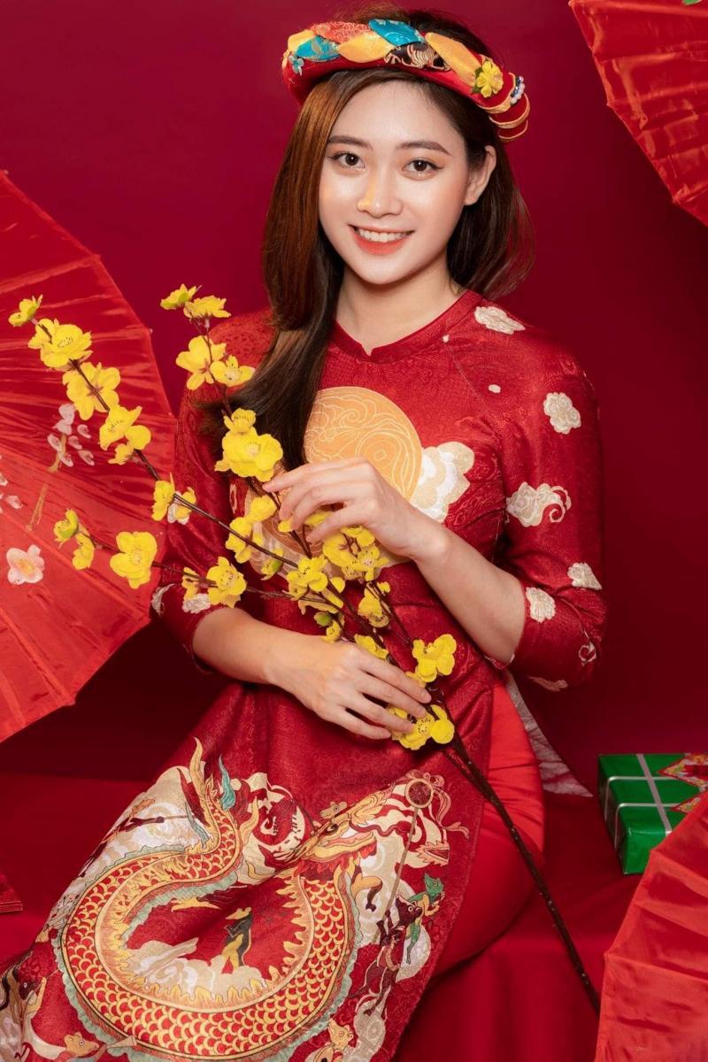 Ảnh gái xinh nhỏ trong bộ đồ sexy đỏ rực rỡ