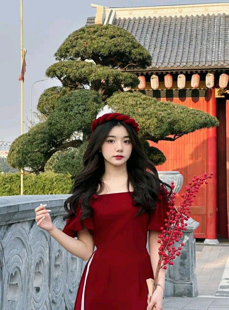 Ảnh gái xinh ngực to màu đỏ đậm sắc đẹp