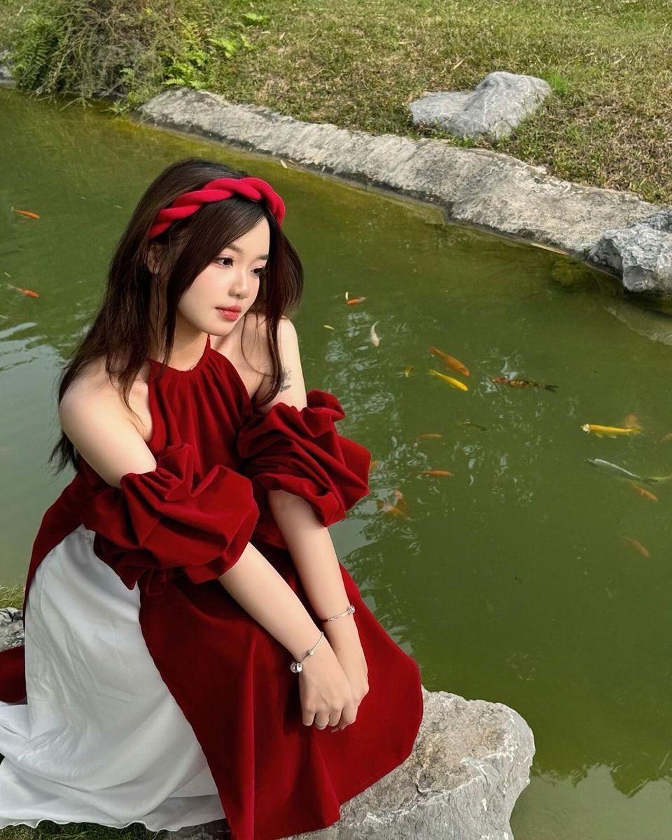 Hình gái xinh k8 với ngực to màu đỏ đậm sắc đẹp