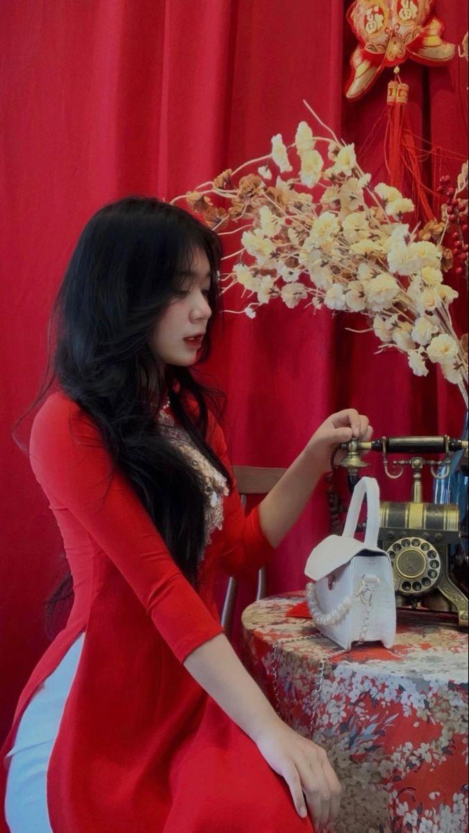 Mẫu ảnh gái xinh ngực đẹp với sắc đỏ rực rỡ