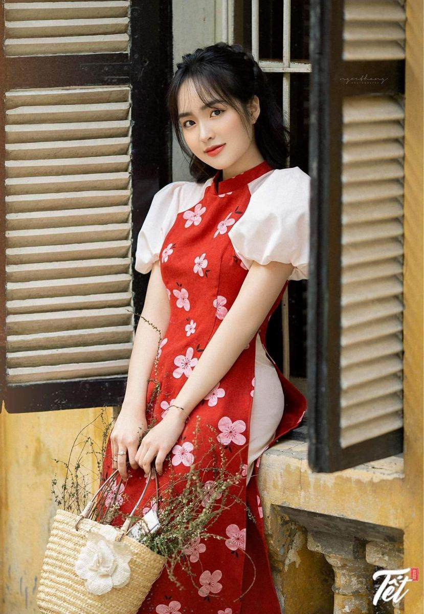 Ảnh gái đẹp ngực to trong bộ đồ đỏ rực rỡ