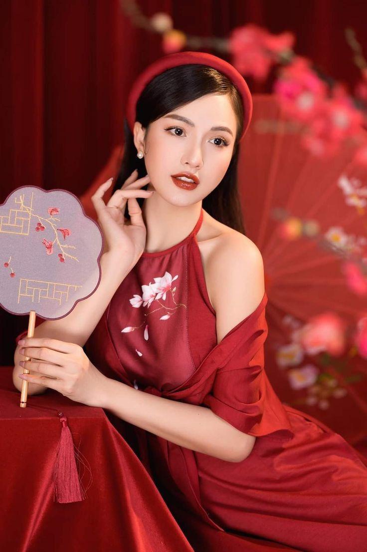 Ảnh gái xinh ngực to màu đỏ đậm sắc đẹp