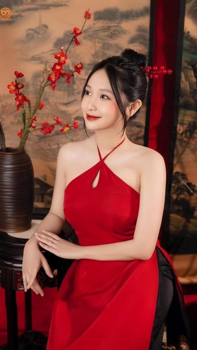 Hình ảnh cô gái xinh đẹp với ngực to màu đỏ đậm sắc đẹp xinh