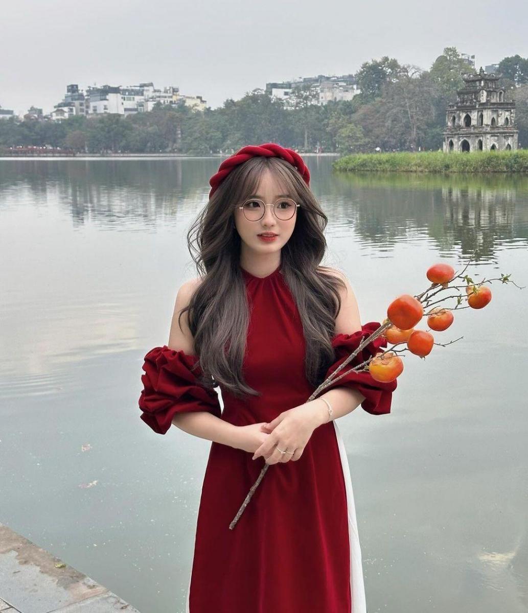 Gái xinh đu đủ, khoe ngực to trong bộ đồ thời trang