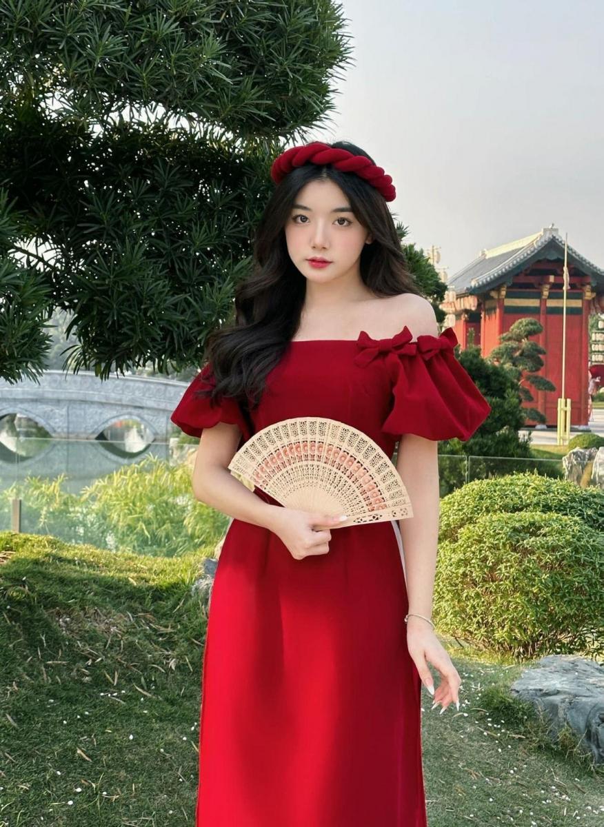 Ảnh gái xinh trong bộ đồ đỏ nổi bật