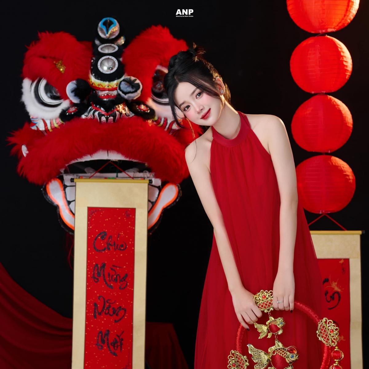 Gái xinh mặc bikini màu trắng trong suốt