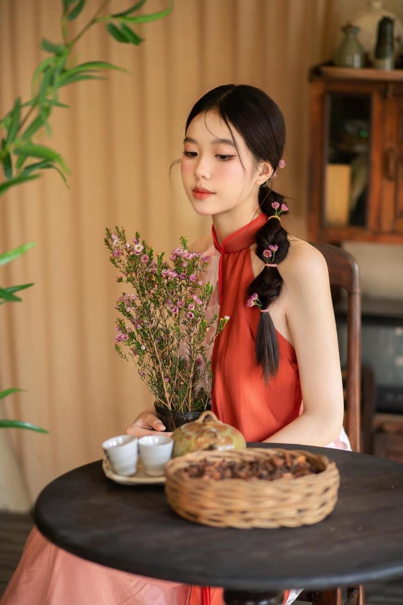 Gái Xinh Mặc Váy Ngắn Đỏ