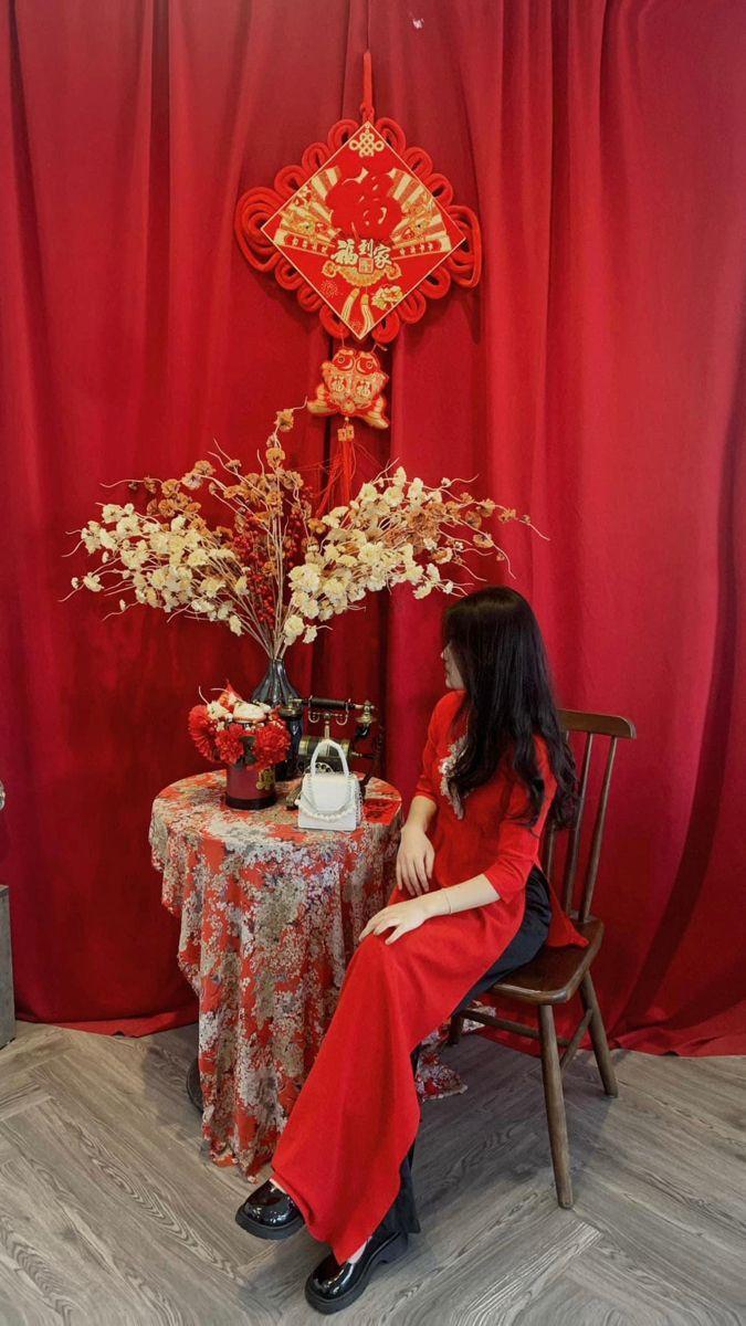 Gái Xinh To Màu Đỏ