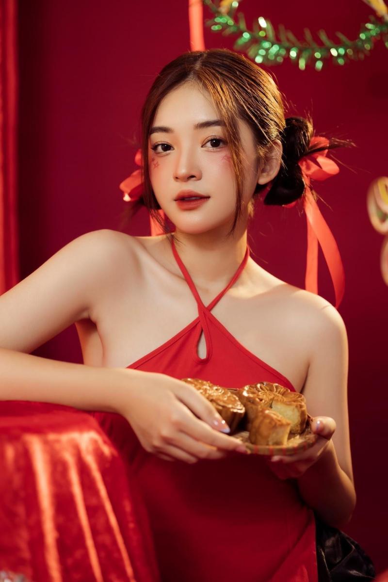 Ảnh gái xinh gym với ngực to màu đỏ đẹp